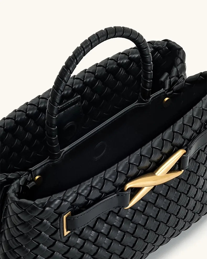Vue intérieure du sac à main tressé ALTAREV en cuir vegan avec fermeture et doublure noire
