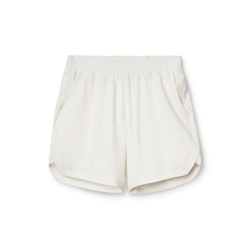 Short blanc de sport pour homme, style épuré, tissu polyester technique et coupe fluide