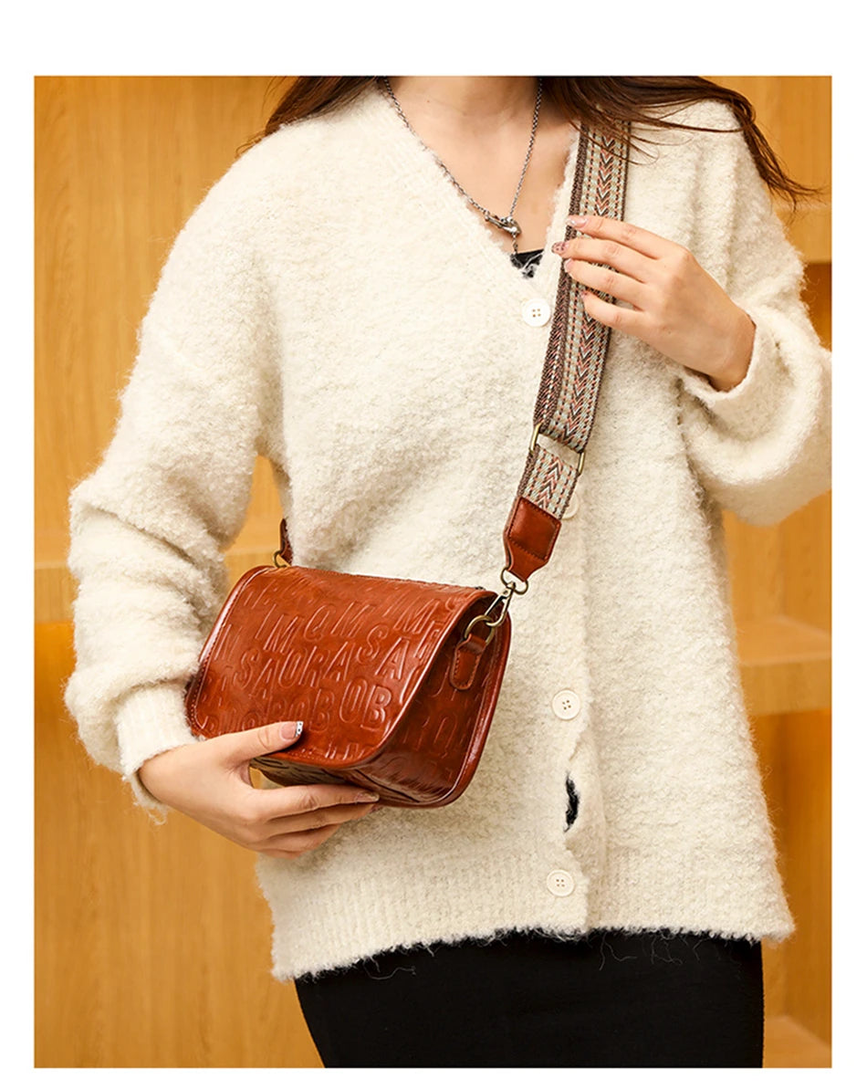 Sac à bandoulière vintage pour femme en cuir embossé rouge, avec sangle tressée beige et rouge.