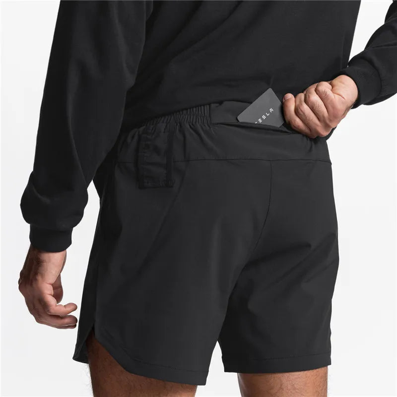 Homme en short noir de sport ALTAREV, look urbain et performance athlétique, rue ou salle