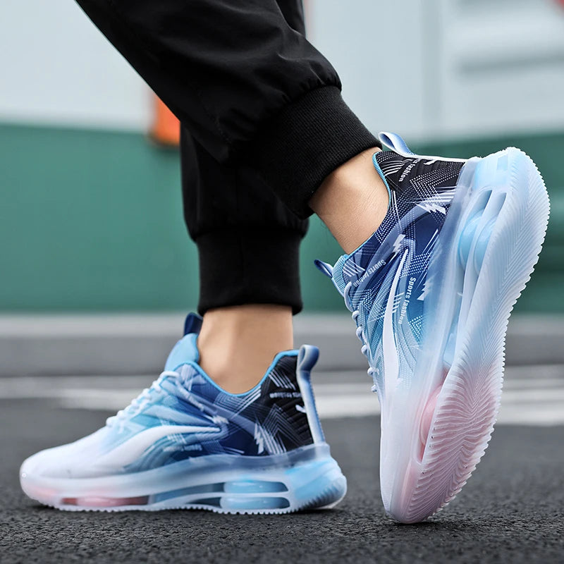 Paire de baskets homme blanches et bleues avec semelle transparente à coussin d'air, design dynamique et effet dégradé, posées devant une radio rétro.