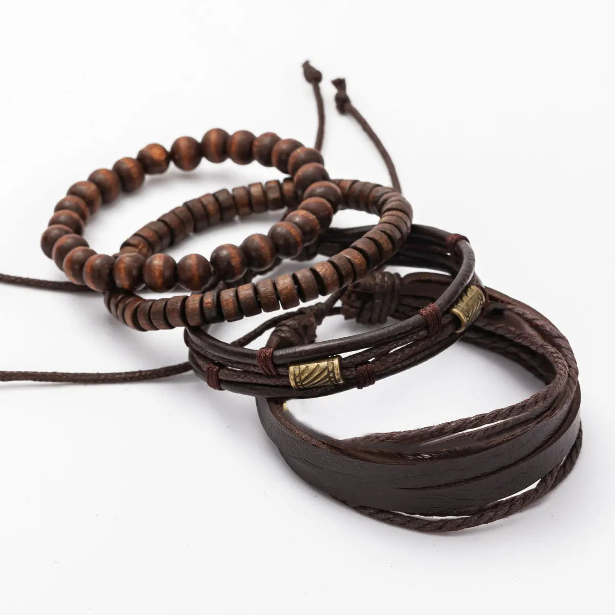 Bracelet homme vintage en cuir et perles porté au poignet