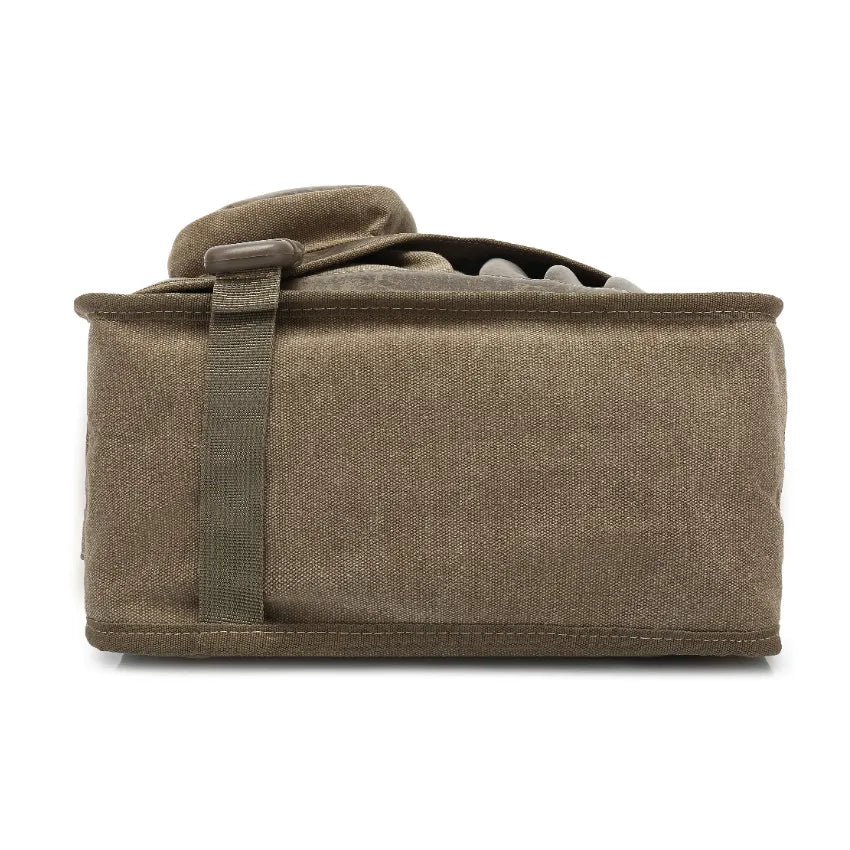 Base du sac bandoulière homme en toile kaki, vue horizontale montrant la solidité et l’épaisseur du fond renforcé.