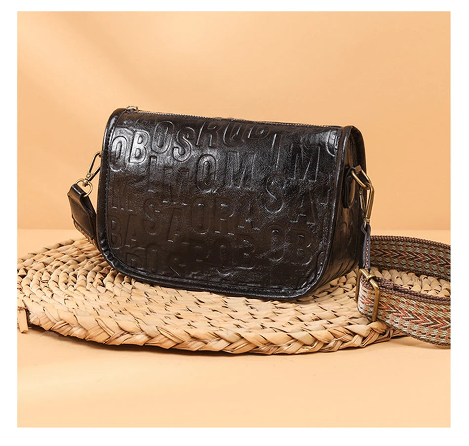 Sac à bandoulière vintage pour femme en cuir embossé marron, avec sangle tressée beige et rouge.