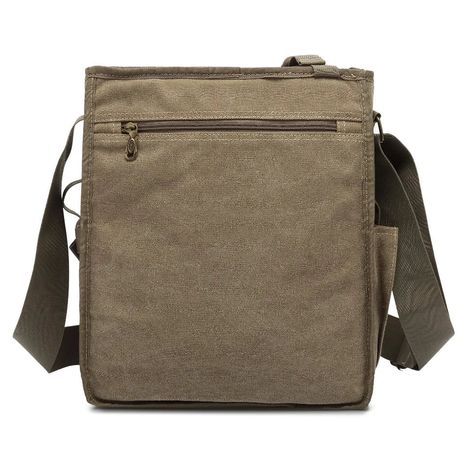 Vue arrière d’un sac bandoulière homme en toile kaki avec fermeture éclair, lanière réglable et poche latérale – style décontracté et fonctionnel.