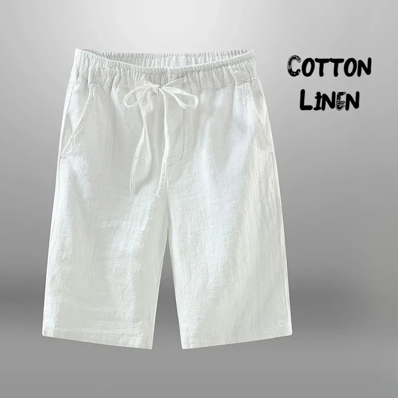 Short en lin et coton blanc pour homme – taille élastique avec cordon, poches latérales, fond neutre.