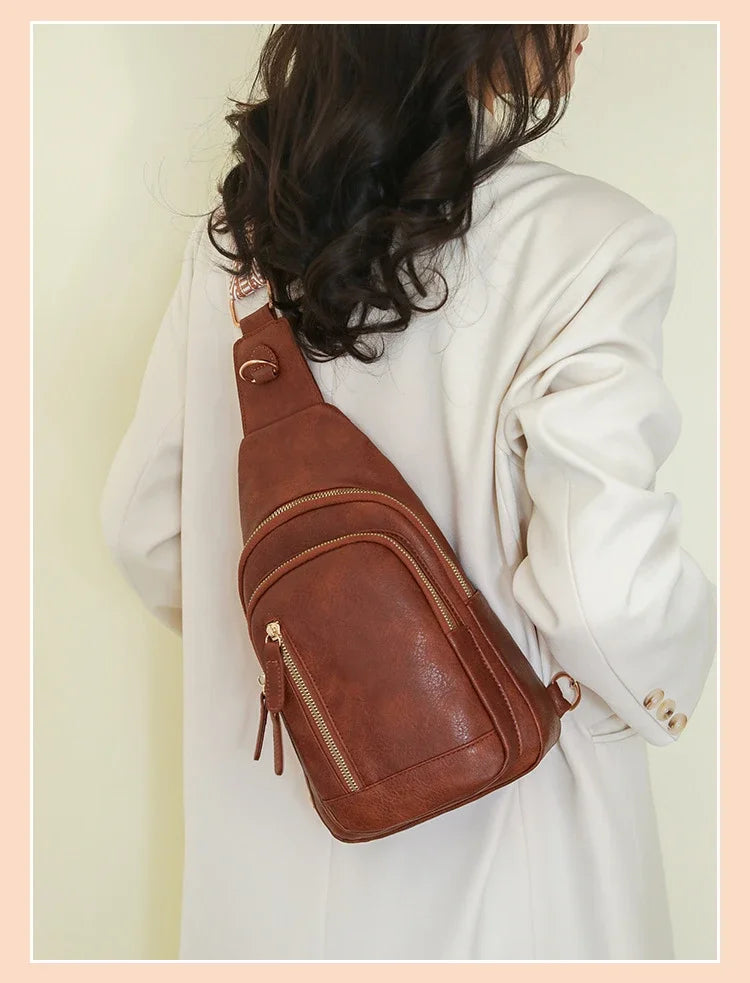 Femme de dos portant un sac à bandoulière marron en cuir PU, assorti à un blazer blanc élégant, dans un style casual chic épuré.