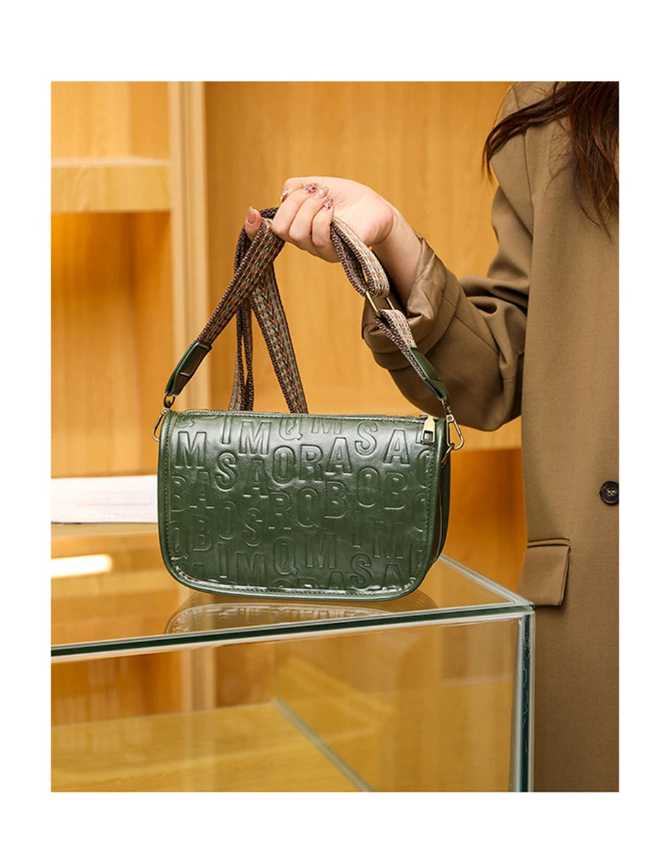 Sac à bandoulière vintage pour femme en cuir embossé vert, avec sangle tressée beige et rouge.