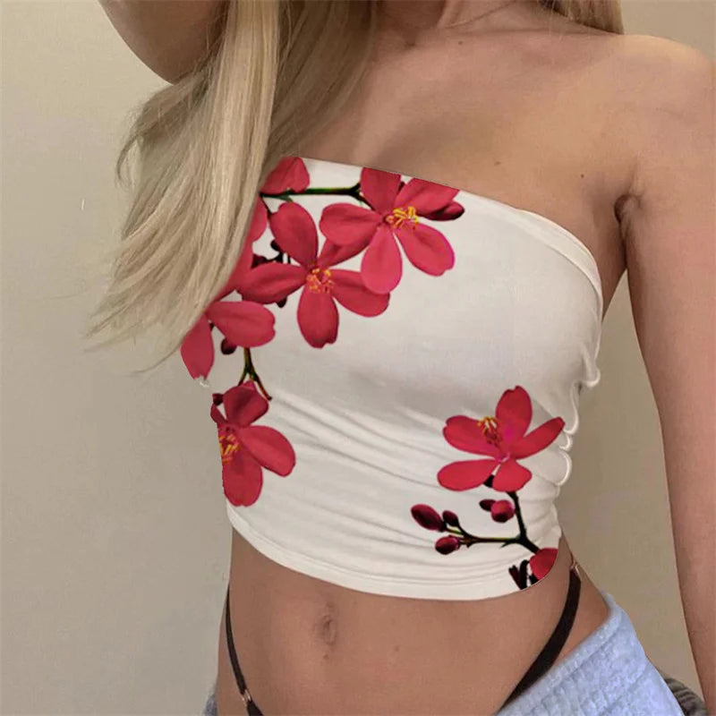 Top bustier blanc à imprimé floral rouge cerisier – modèle ALTAREV porté par une femme, style estival