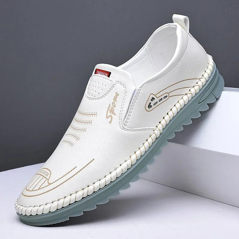 Chaussure blanche pour homme, style slip-on, semelle crantée bleu clair, design sport décontracté idéal pour l'été.