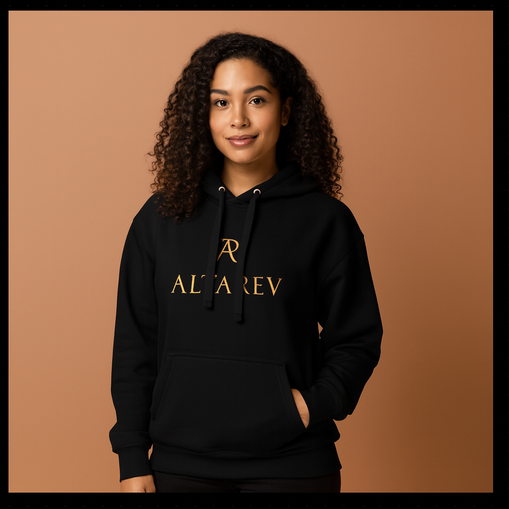 Femme souriante portant un hoodie noir ALTAREV avec logo doré, sur fond beige, les mains dans les poches.