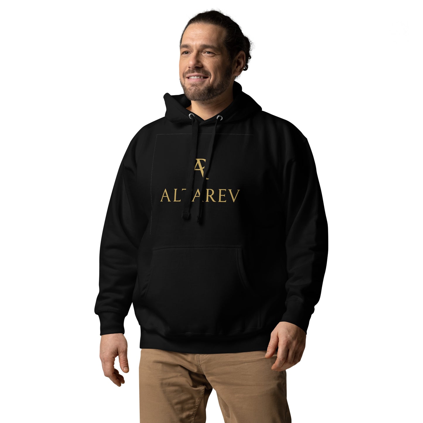 Homme en hoodie noir ALTAREV avec logo doré, vu de côté, fond blanc, mains détendues, expression confiante.