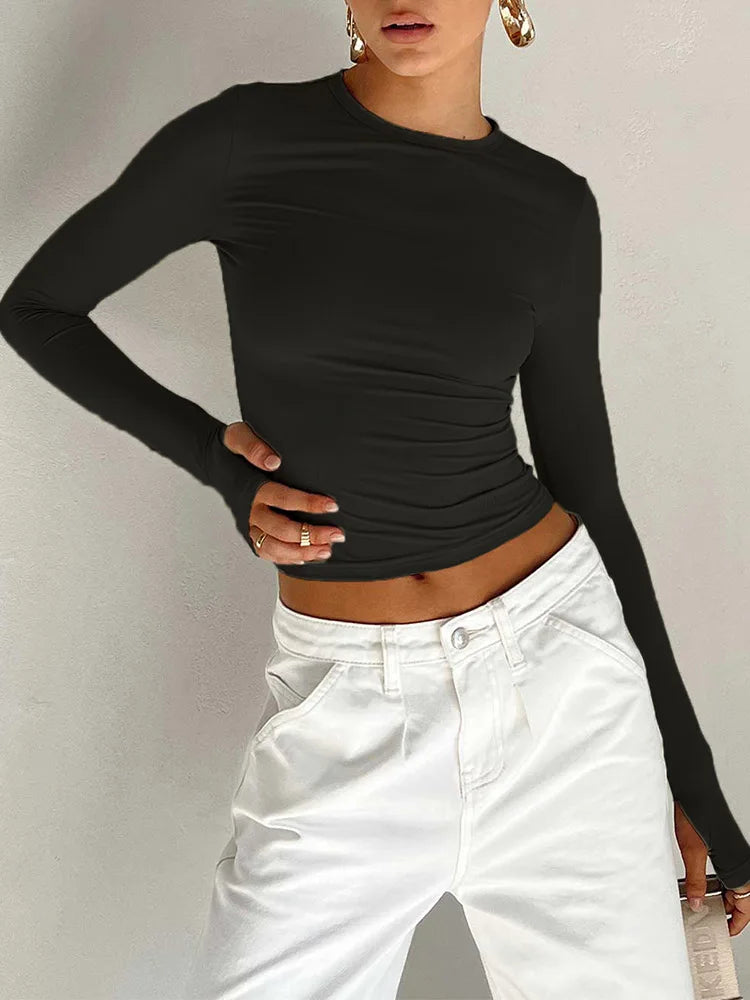 Femme portant un T-shirt noir à manches longues, coupe slim ALTAREV