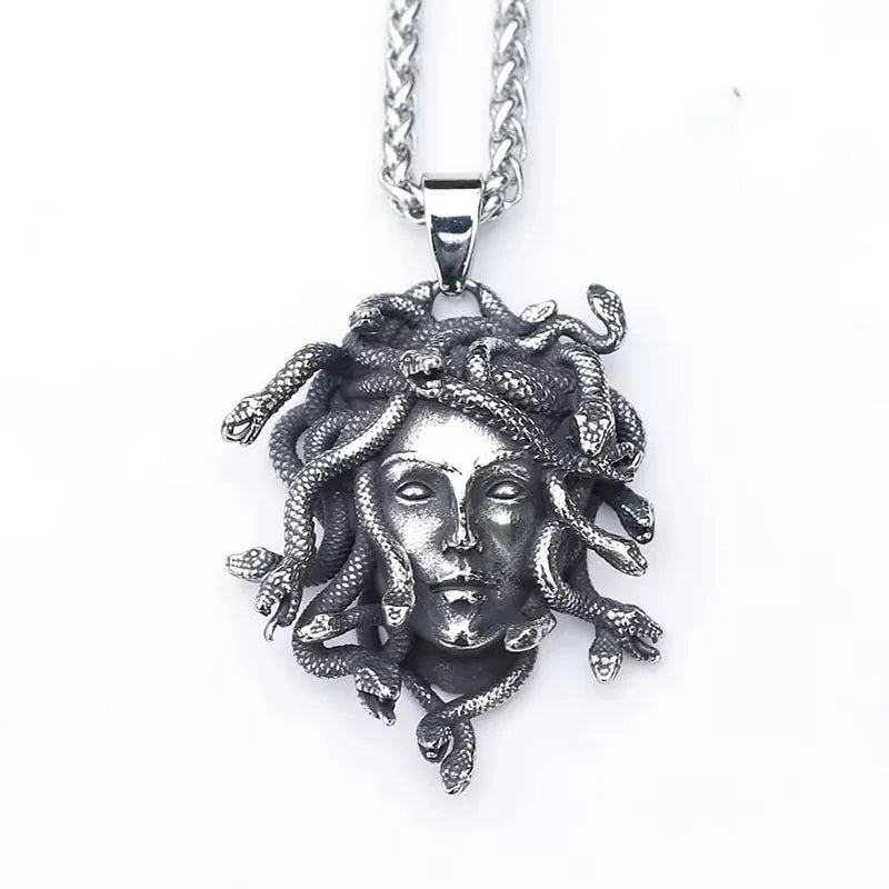 Pendentif tête de Méduse argenté avec serpents – Collier gothique unisexe.