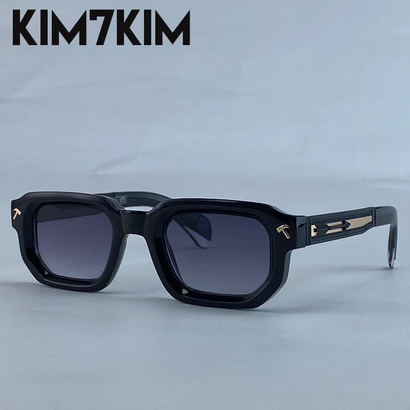 Lunettes de soleil homme avec monture noire, verres violets UV400, et branches noires ornées de détails dorés