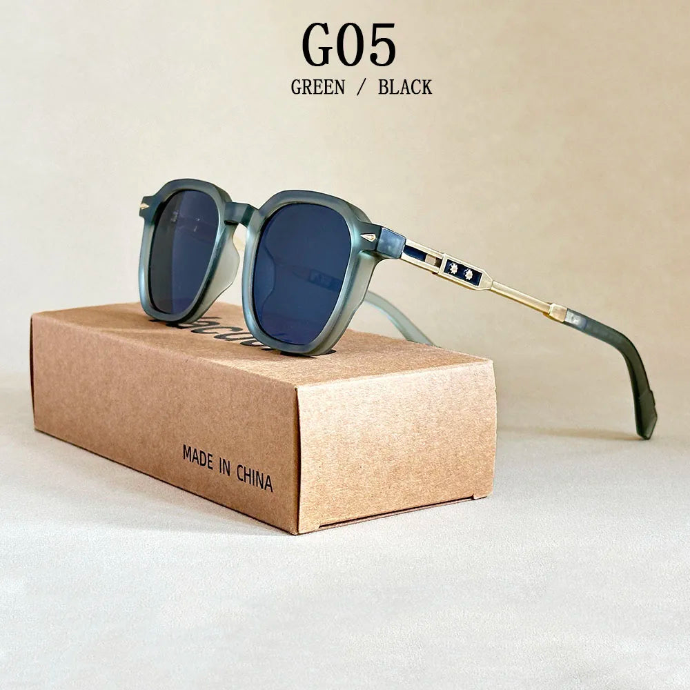 Femme stylée en pose lifestyle – lunettes ALTAREV rétro sur fond de rue tendance.