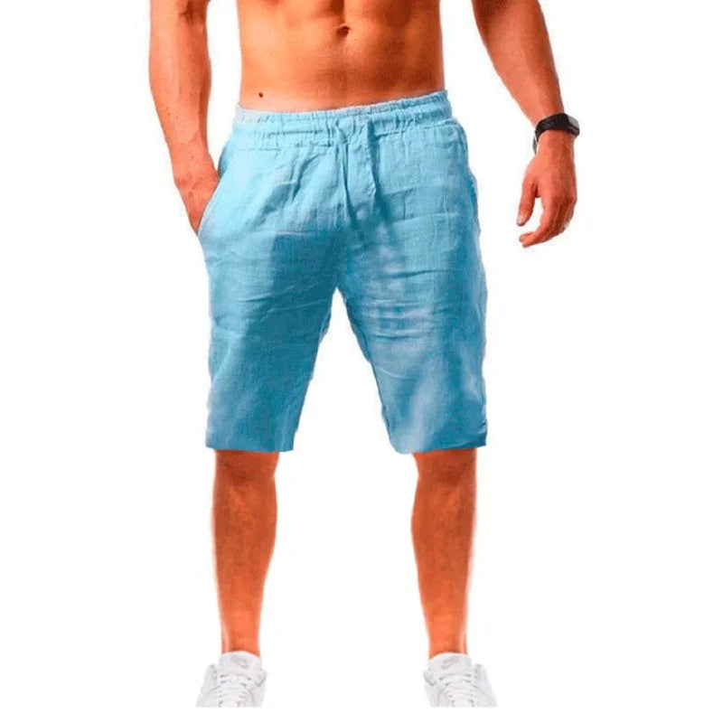 Homme élégant portant un short bleu turquoise en lin ALTAREV, marchant près de la mer sur des escaliers blancs, ambiance estivale chic.