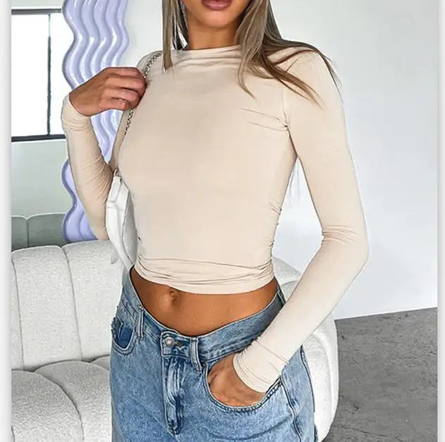 T-shirt beige femme à manches longues, coupe ajustée, porté avec un jean
