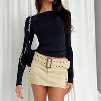 T-shirt femme noir à manches longues, coupe slim, porté avec jupe beige – style minimaliste
