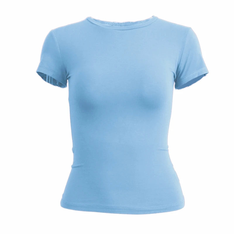 T-shirt bleu clair pour femme, coupe moulante, col rond, manches courtes, fond blanc, design épuré et moderne.