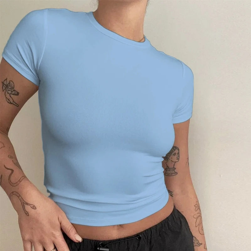 T-shirt bleu ciel moulant pour femme, manches courtes et col rond, coupe slim moderne et élégante.