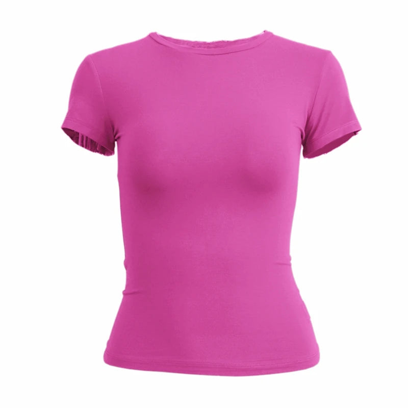 T-shirt fuchsia pour femme, coupe slim, col rond et manches courtes, sur fond blanc, style dynamique et tendance.