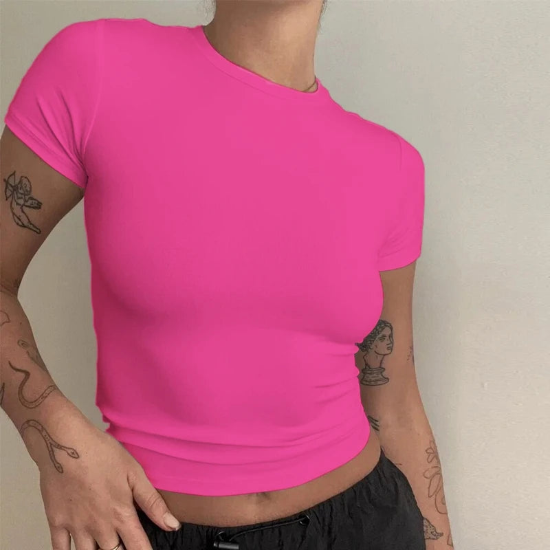 T-shirt fuchsia moulant pour femme, coupe slim avec col rond et manches courtes, style tendance et audacieux.