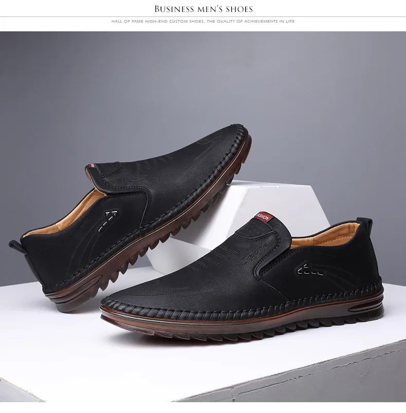 Paire de mocassins noirs pour homme, design élégant et professionnel, semelle texturée, style slip-on parfait pour le bureau ou les sorties business.