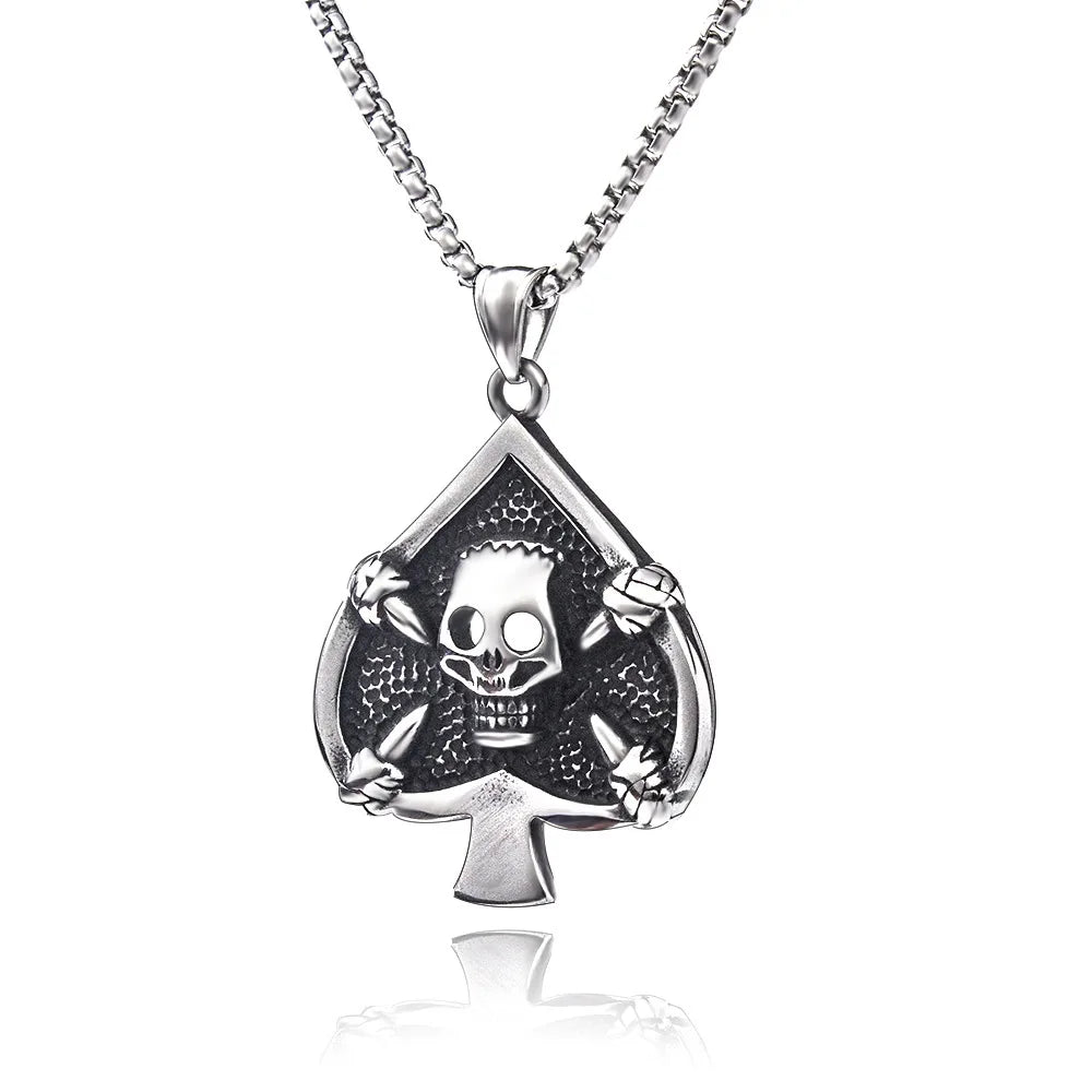 Collier gothique avec crâne dans un as de pique, en acier inoxydable, style rebelle.