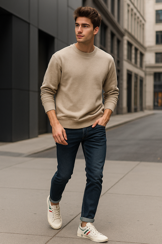 Homme élégant marchant en ville, vêtu d’un sweat beige, jeans et baskets blanches, style urbain moderne – ALTAREV

