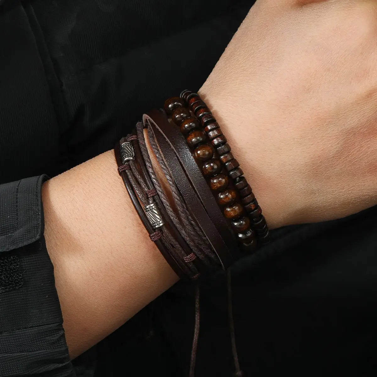 Bracelet homme vintage en cuir et perles porté au poignet