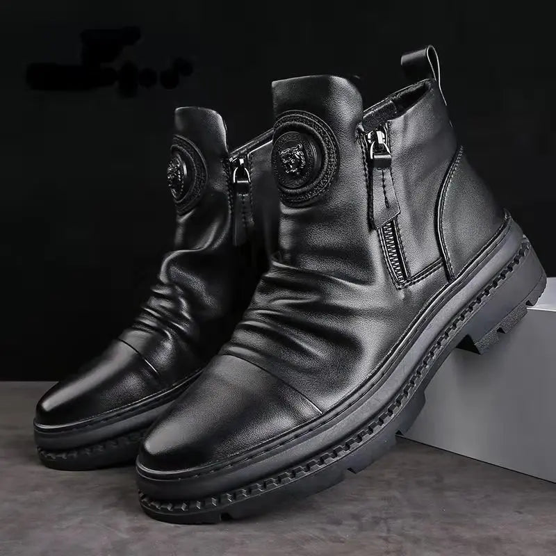 Bottes noires élégantes pour homme, avec fermeture éclair latérale et emblème rond embossé, posées sur fond sombre
