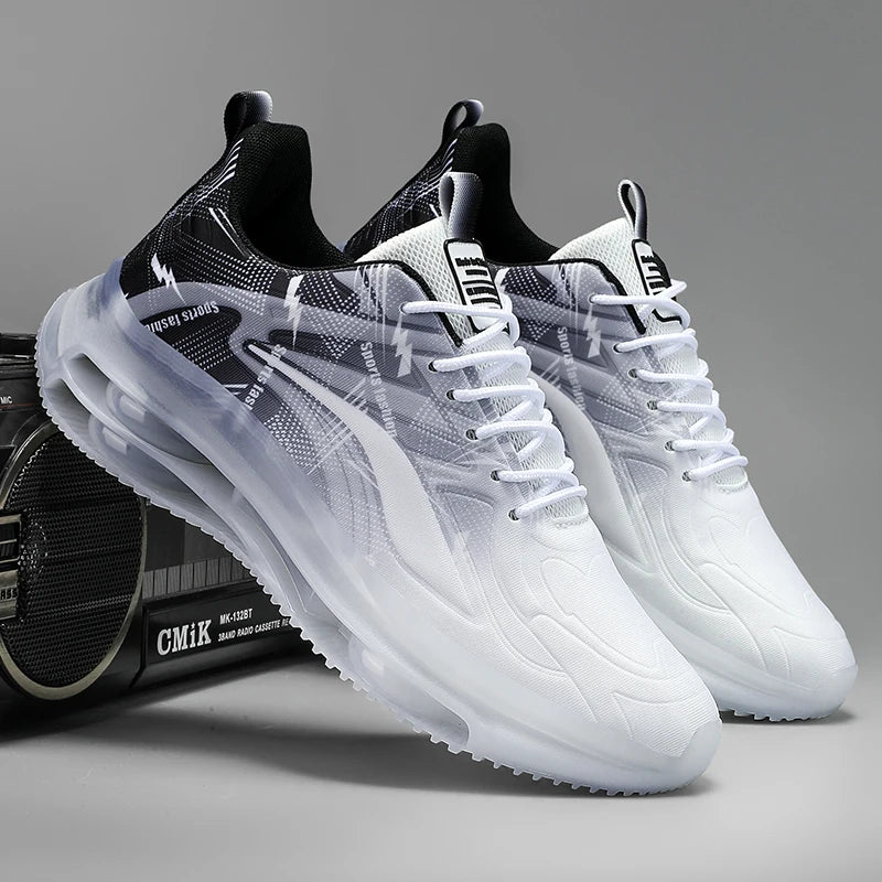 Paire de baskets homme blanches et noires avec semelle transparente à coussin d'air, design sportif et moderne, posées sur fond neutre.