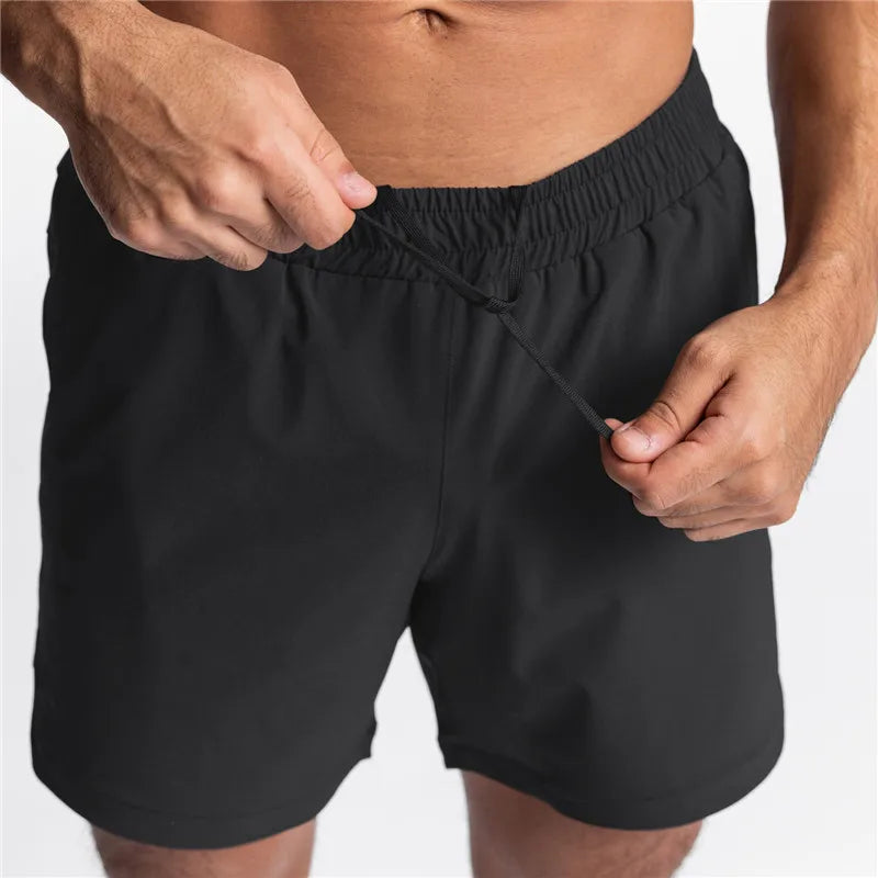 Homme en short noir de sport ALTAREV, look urbain et performance athlétique, rue ou salle