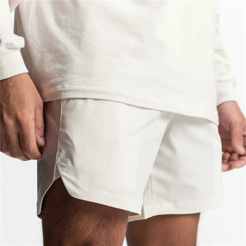 Short blanc de sport pour homme, style épuré, tissu polyester technique et coupe fluide