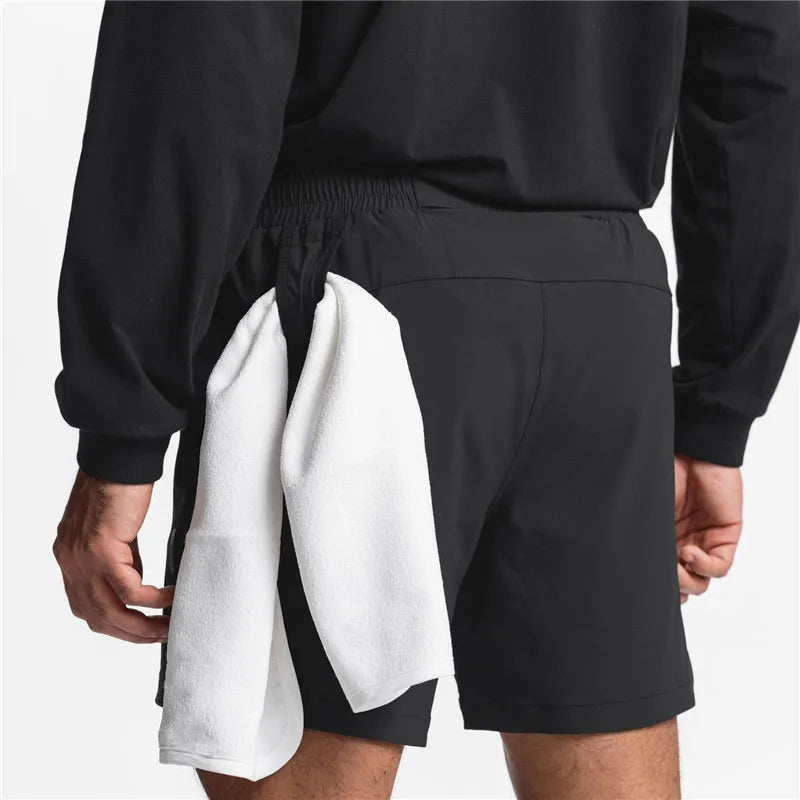 Homme en short noir de sport ALTAREV, look urbain et performance athlétique, rue ou salle