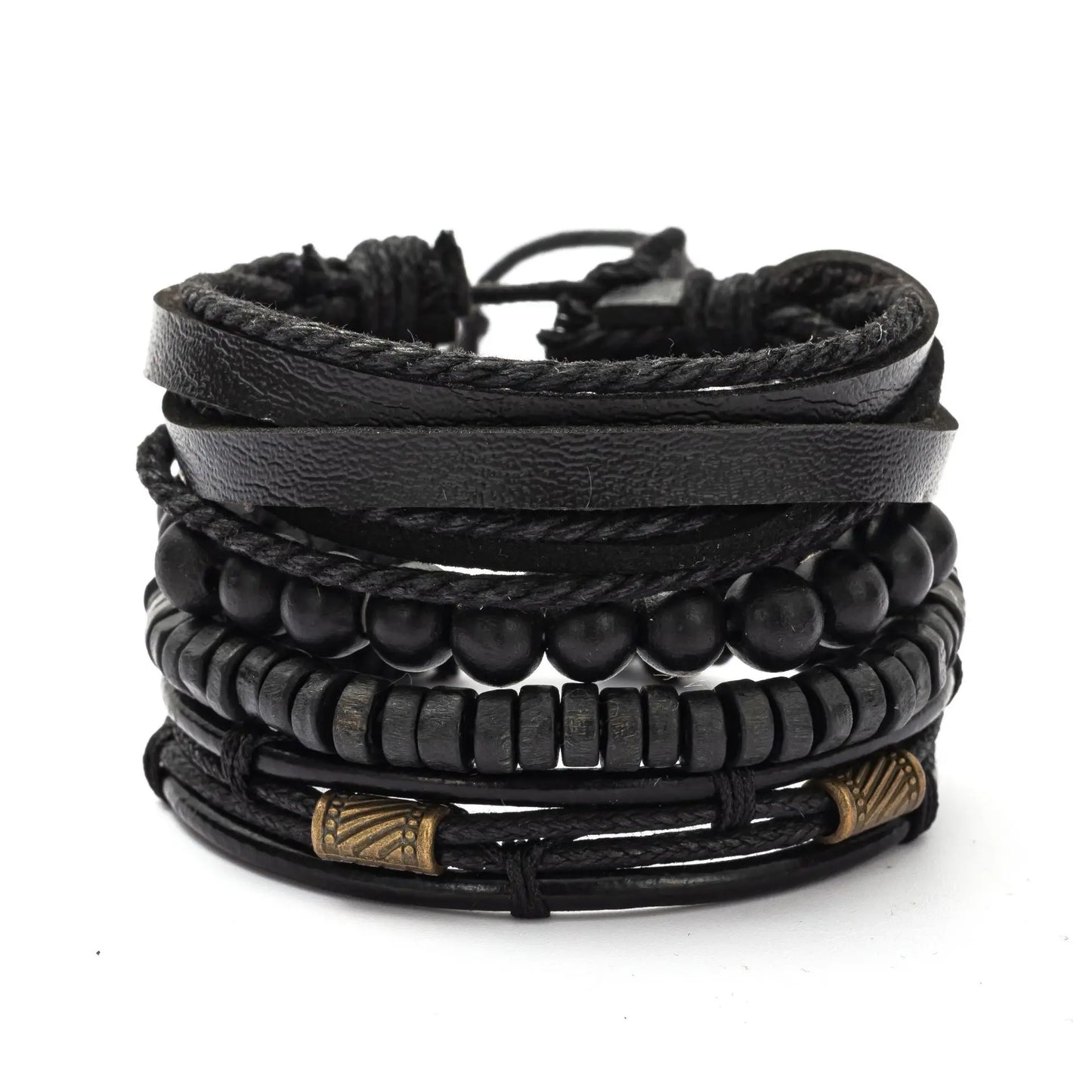 Bracelet homme vintage en cuir noir et perles porté au poignet