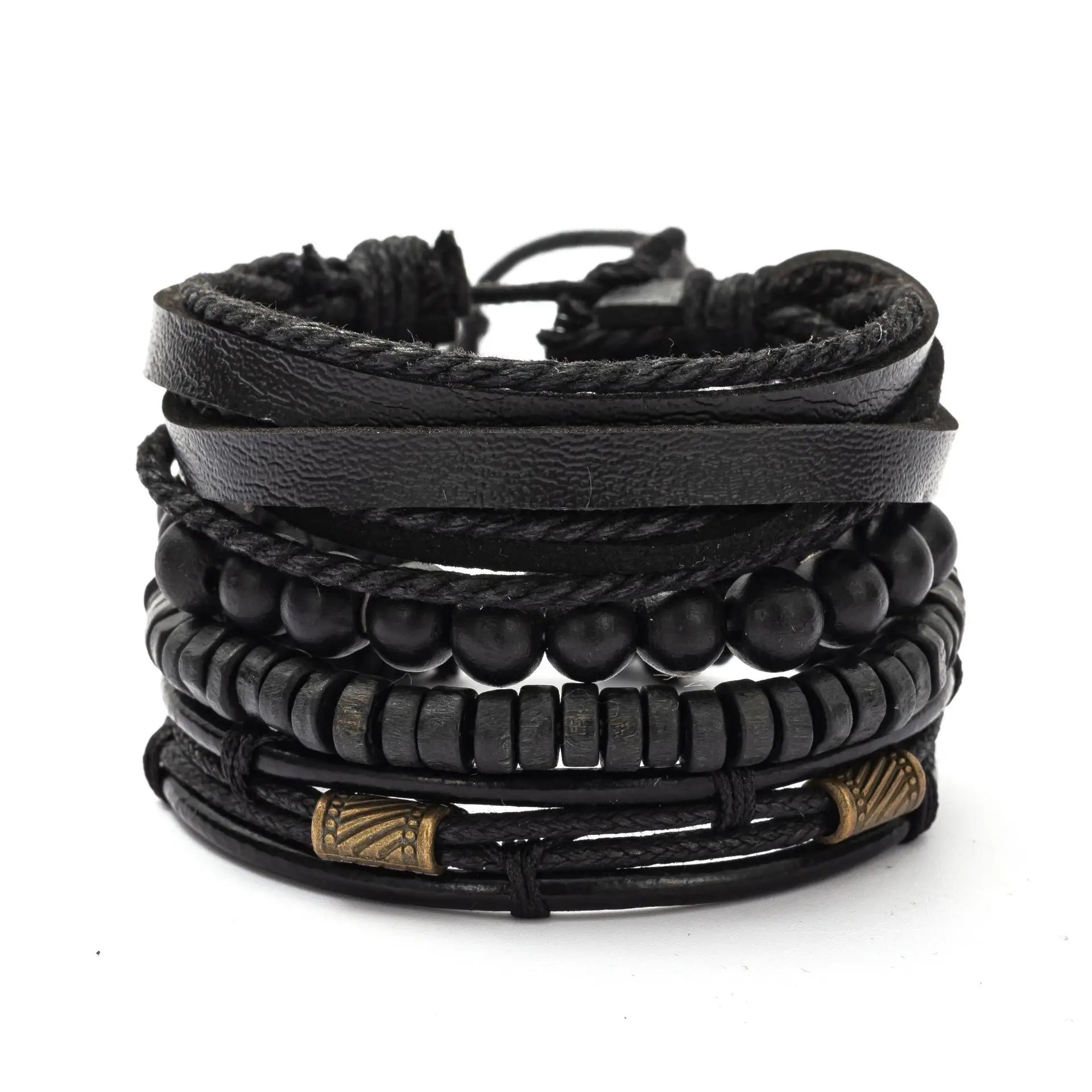 Bracelet homme vintage en cuir noir et perles porté au poignet
