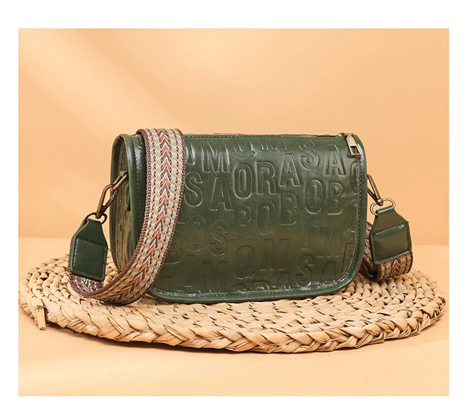 Sac à bandoulière vintage pour femme en cuir embossé vert, avec sangle tressée beige et rouge.