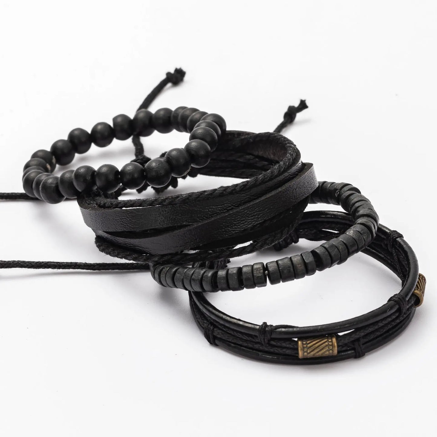 Bracelet homme vintage en cuir et perles porté au poignet