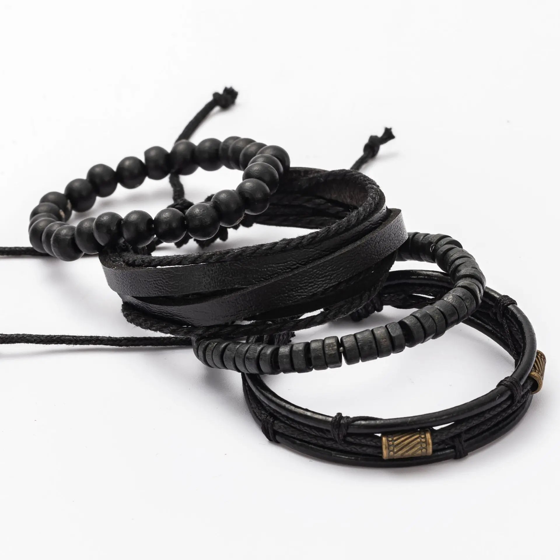 Bracelet homme vintage en cuir et perles porté au poignet