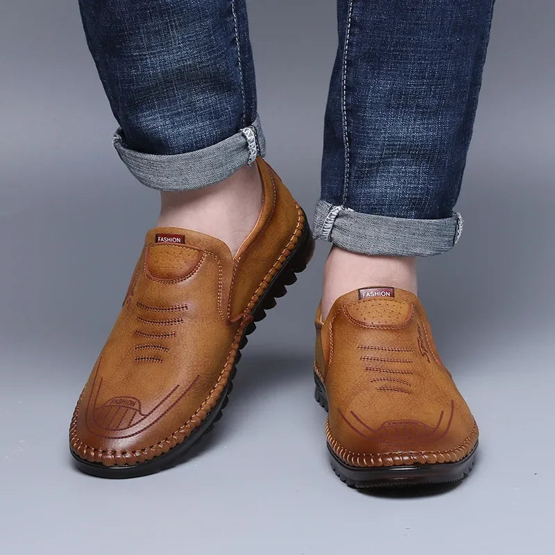 Homme portant des mocassins  marron clair.