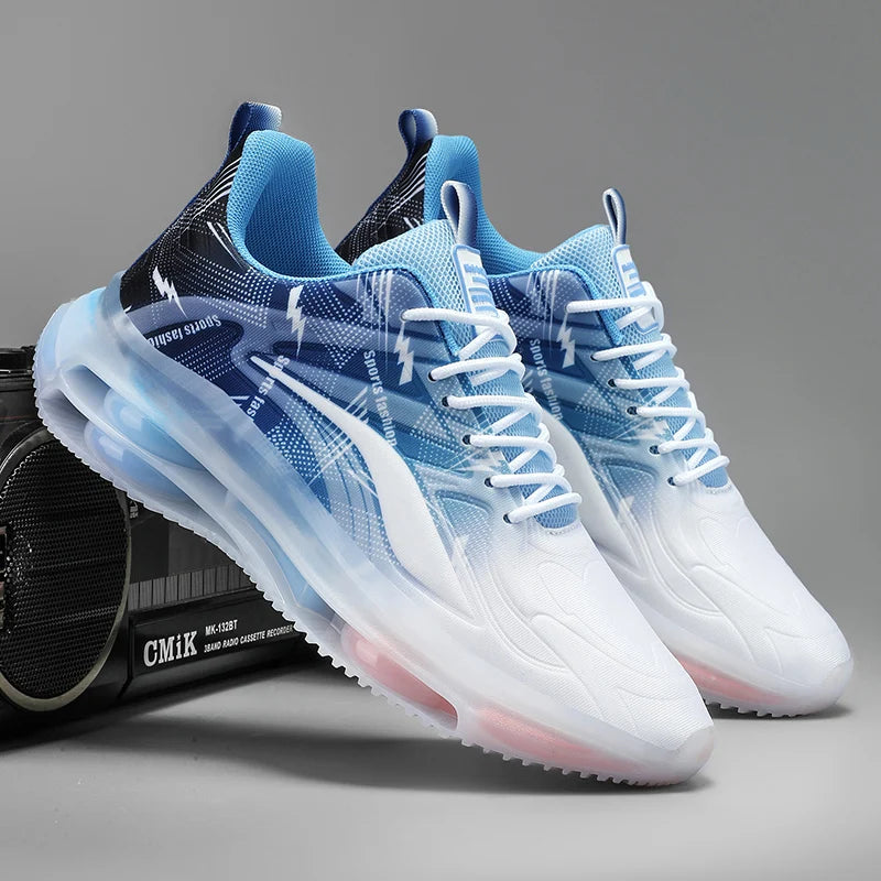 Paire de baskets homme blanches et bleues avec semelle transparente à coussin d'air, design dynamique et effet dégradé, posées devant une radio rétro.