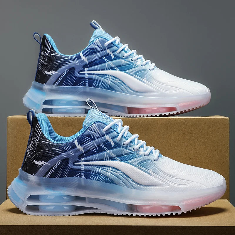 Paire de baskets homme blanches et bleues avec semelle transparente à coussin d'air, design dynamique et effet dégradé, posées devant une radio rétro.