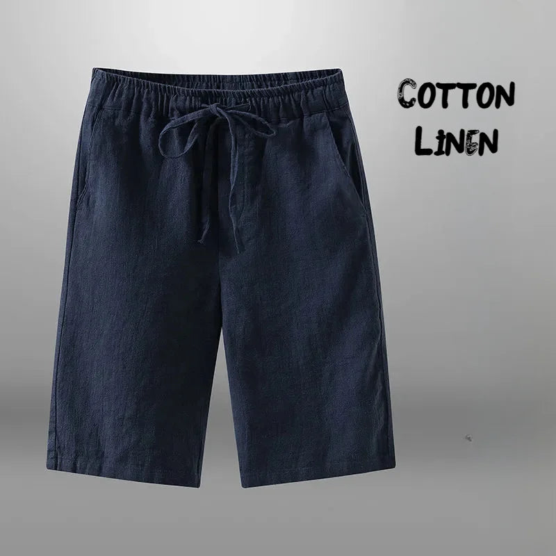 Short en lin et coton bleu marine pour homme – taille élastique avec cordon, poches latérales, fond neutre.