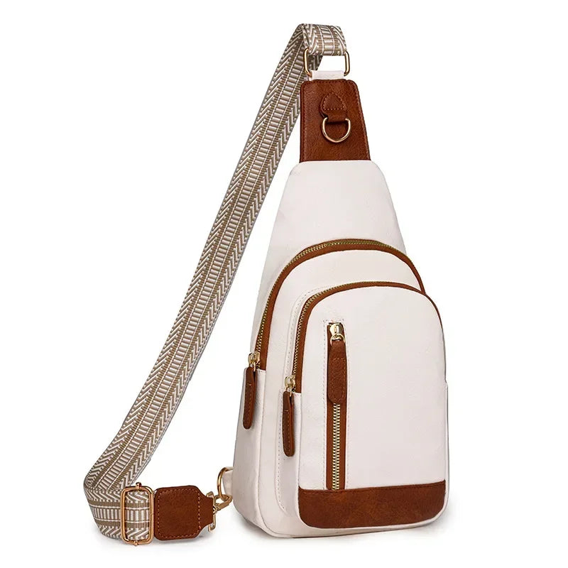 Sac à bandoulière blanc avec finitions marron en cuir PU, sangle à motif ethnique, photographié sur fond blanc pour une vue claire du produit.

