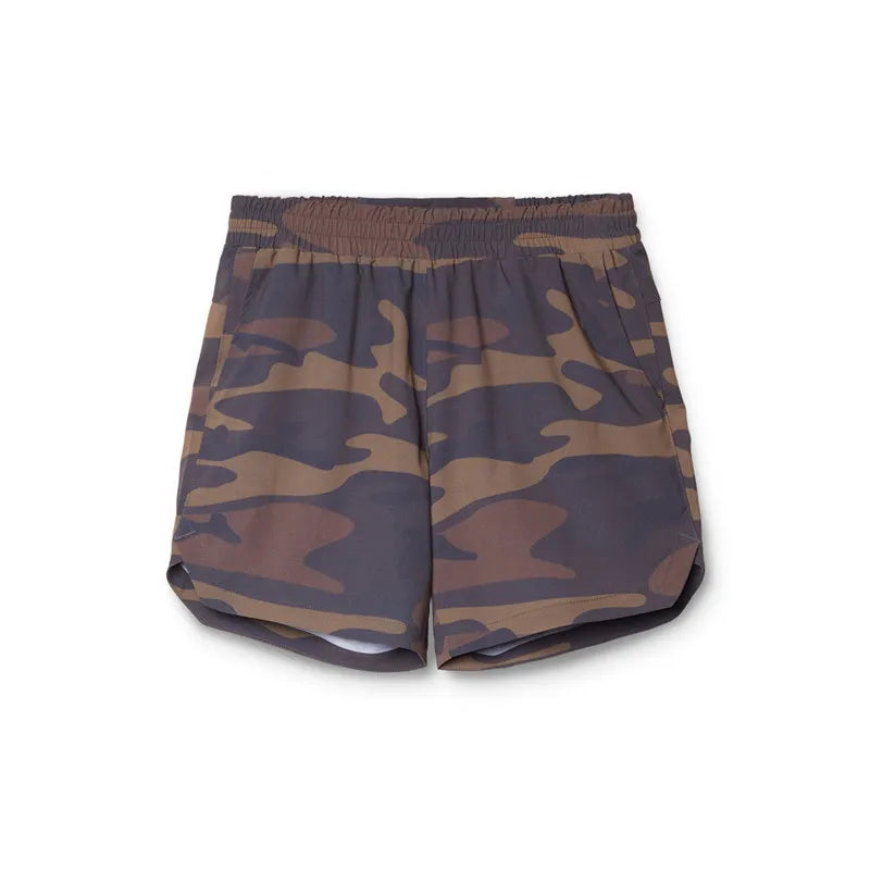 Homme portant un short camouflage de sport, coupe moderne et confortable, ALTAREV

