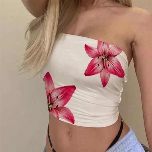Top bustier blanc à fleurs rouges – modèle ALTAREV porté par une femme, style été 202