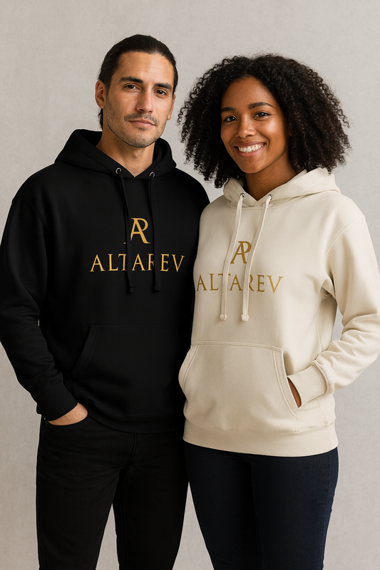Homme et femme souriants portant des sweats à capuche ALTAREV, noir et beige, avec logo doré, posant côte à côte dans un style élégant et minimaliste.

