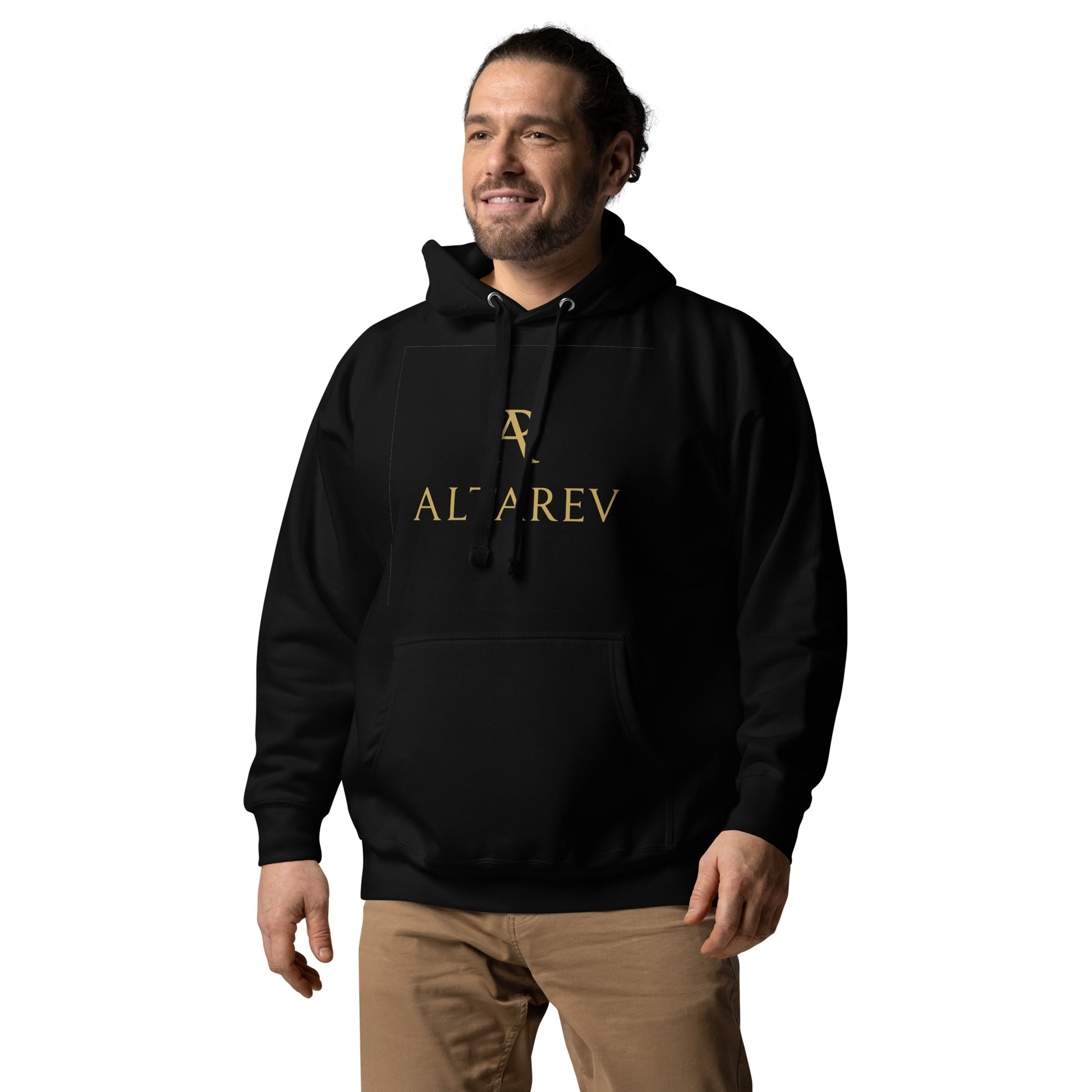 Homme en hoodie noir ALTAREV avec logo doré, vu de côté, fond blanc, mains détendues, expression confiante.